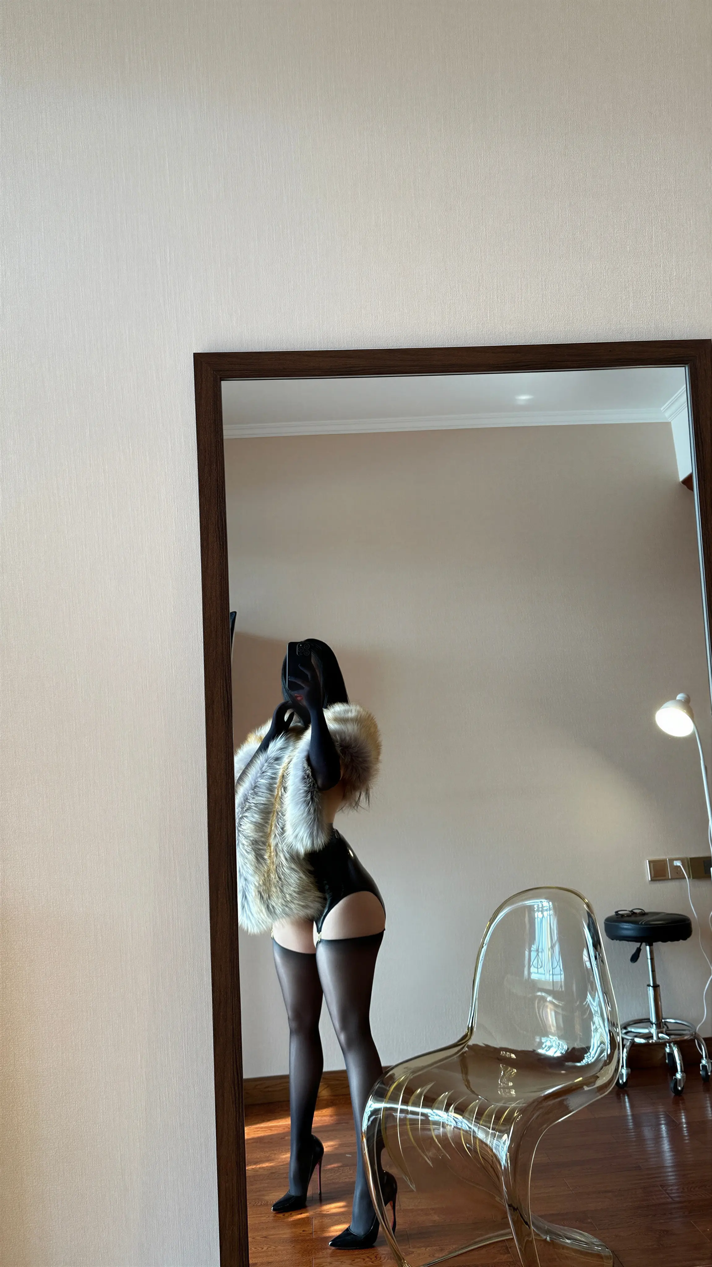 俏妞qiaoniuTT – 皮裙黑丝漏腚 32P